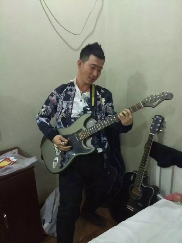 小吉他的第一张照片--贵港相亲服务中心