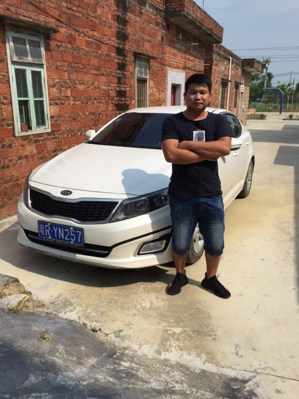 独坐街头的第三张照片--贵港相亲服务中心