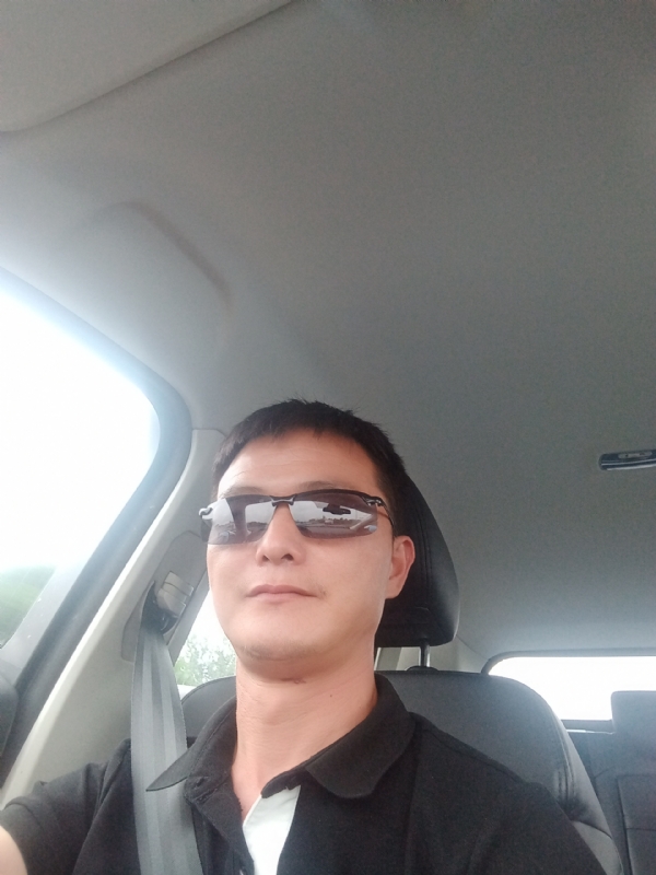 孤独的男人的第一张照片--贵港相亲服务中心