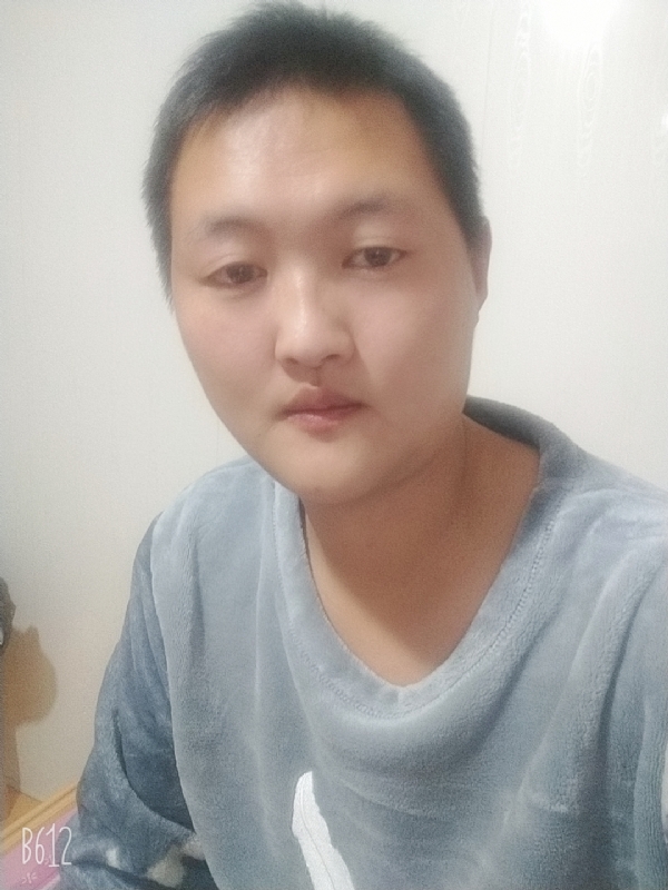 烟圈里透着伤的第二张照片--贵港相亲服务中心