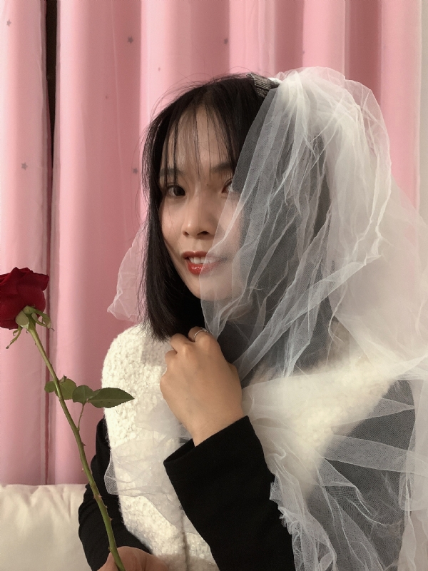 持紫菜包饭的女孩的第一张照片--贵港相亲服务中心