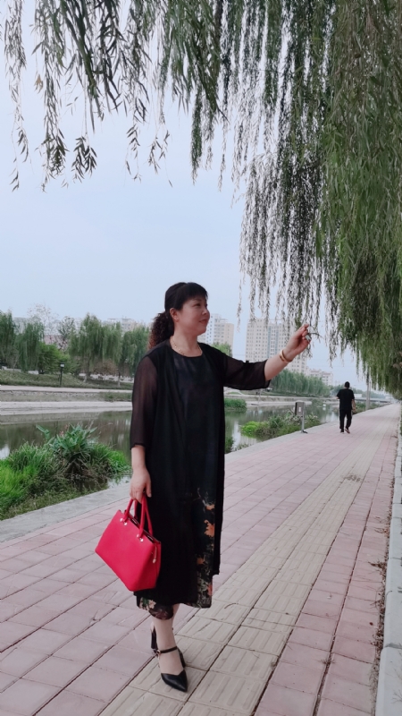 周本玲的第一张照片--贵港相亲服务中心