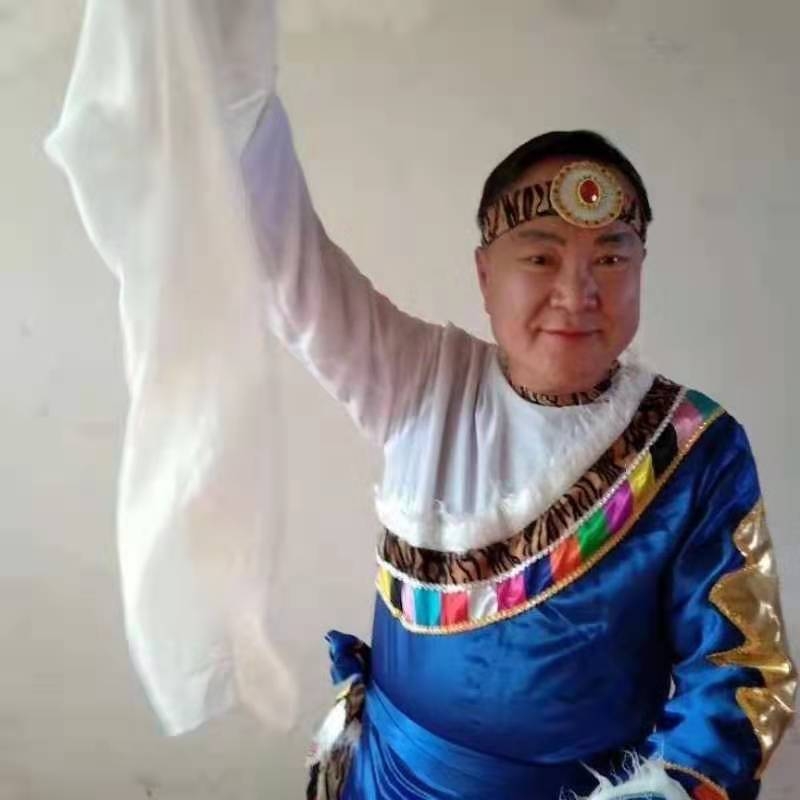 走在冷风中的第一张照片--贵港相亲服务中心