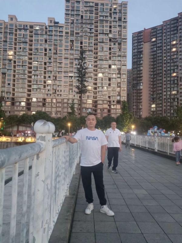 寂寞的男人的第一张照片--贵港相亲服务中心