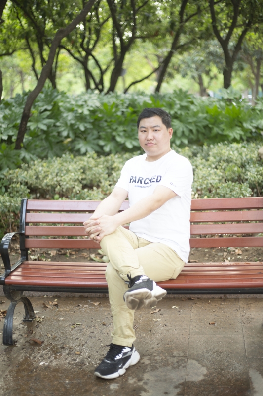 抱着鱼睡觉的猫的第一张照片--贵港相亲服务中心