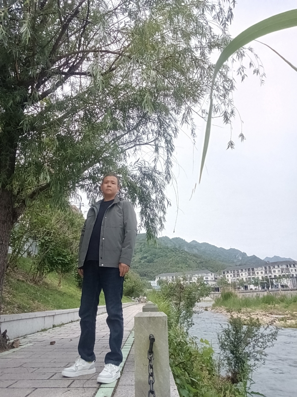 飞雪飘零的第一张照片--贵港相亲服务中心